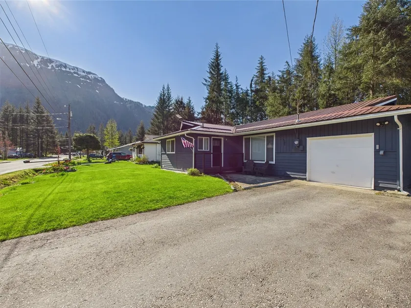 Home Near Mendenhall Glacier with Large Backyard - Image 1