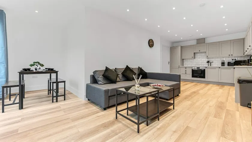 Modern 2 Bedroom Stay, Balcony, East Croydon - Image 1