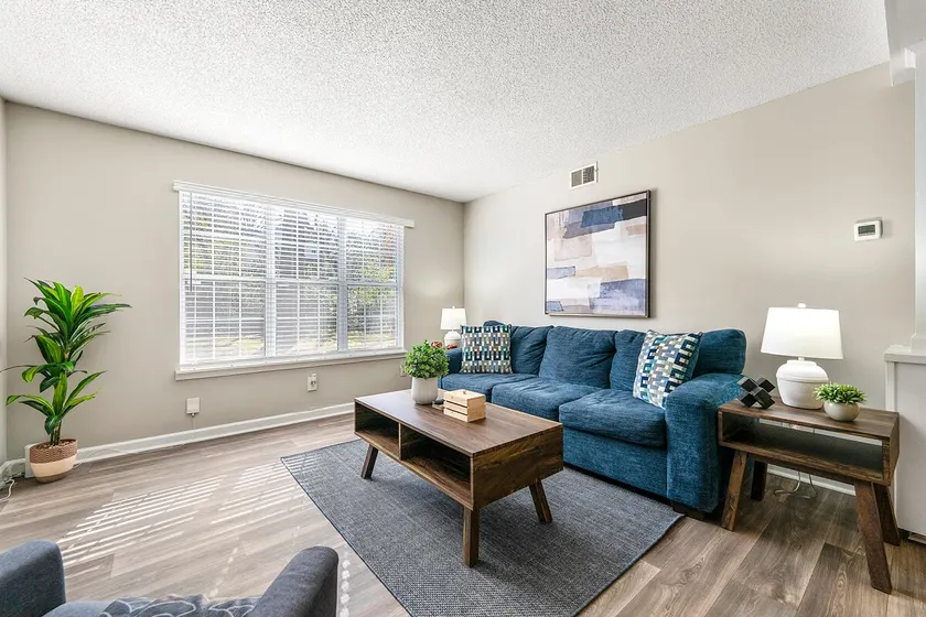 Upper Westside 2BR – Free Parking & Wi-Fi - Image 1