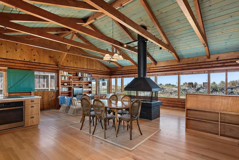 Rustic Oceanfront Retreat in Seadrift - Image 1
