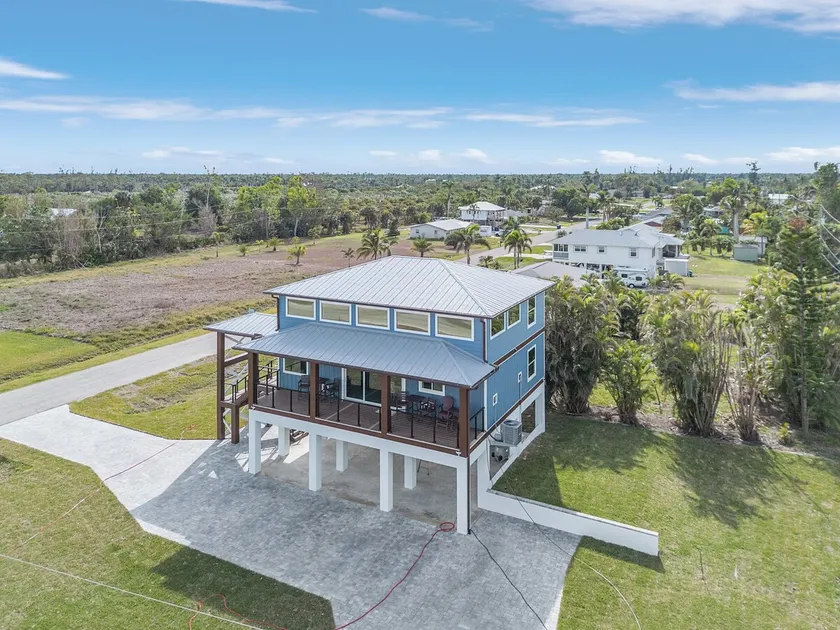 3/3 Loft Style Home in the Heart of Bokeelia! - Image 1
