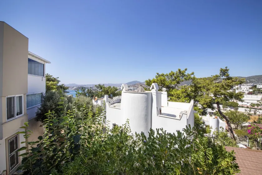 All Rooms w/ AC- Balcony - Backyard -5 mins Beach - Image 1