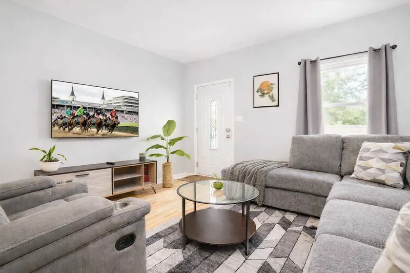 Group-friendly home near Churchill Downs for Derby - Image 1