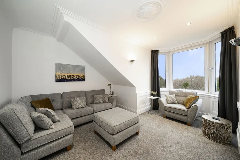 2-Bed Apartment Sleeps 5 - Near Royal Alexandria Hospital - Free Parking & Longs Stays Available - Image 1