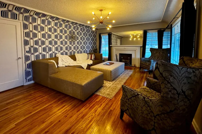 Luxurious Mid-Century-Retreat - Image 1