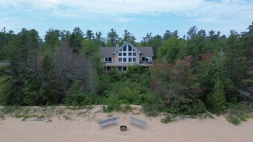Northwoods Beach House: Peaceful Spring Getaway - Image 1