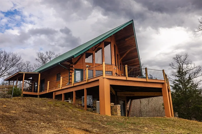 Pelham Pointe Mountaintop Cabin - Image 1