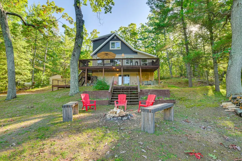 Lake Access & Dock: Remote Mio-area Cottage - Image 1