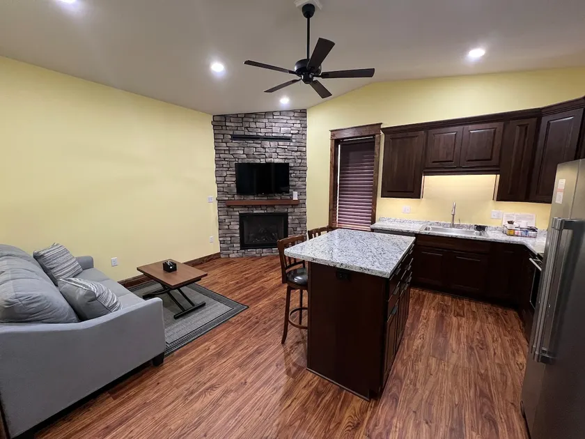 Business Stay Made Easy - Downtown Apt w/Workspace - Image 1