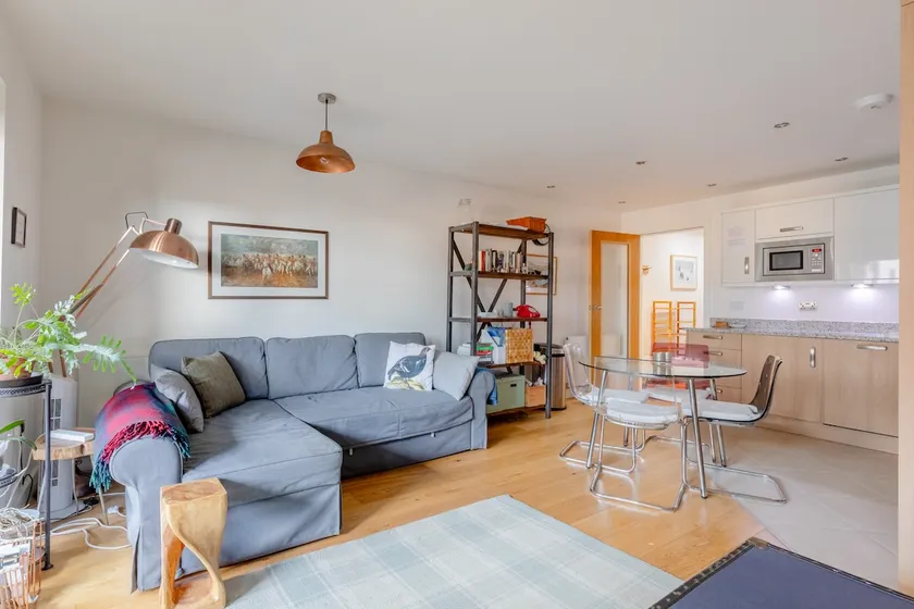 Modern 1 Bedroom Flat Near Riverside - Image 1