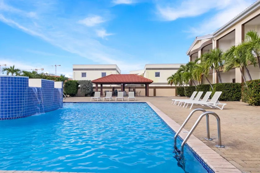 Fantastic 2-bedroom condo a short walk to Eagle Beach - Image 1