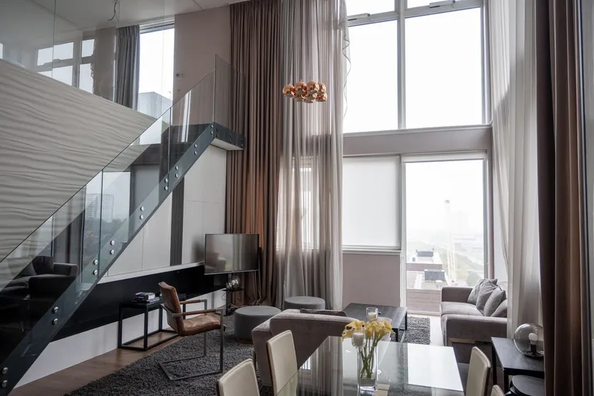 Trendy 3-Bed Flat with River Views Glasgow - Image 1
