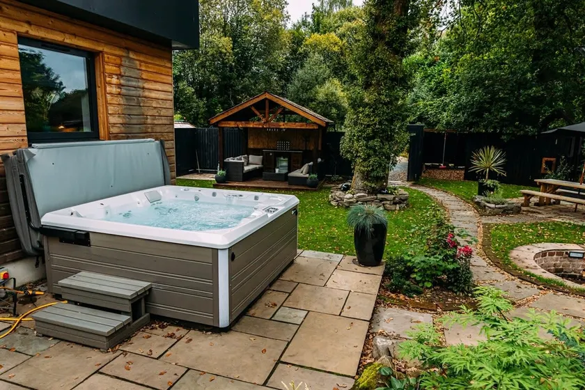 Spacious South Lodge with Hot Tub Balloch - Image 1