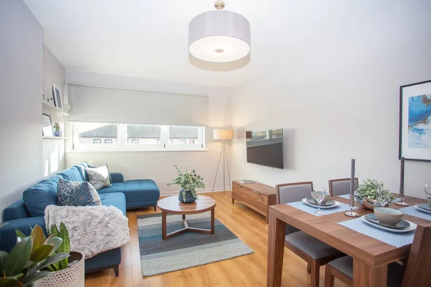 Stylish 2-Bed Apartment Near Glasgow Green - Image 1