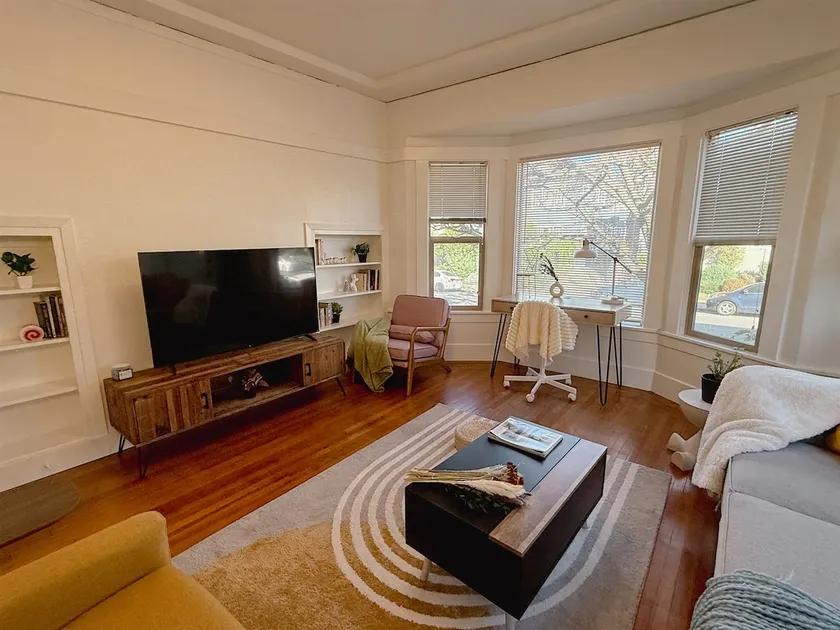 Artsy 2BR in Temescal | King Bed + Xbox - Image 1