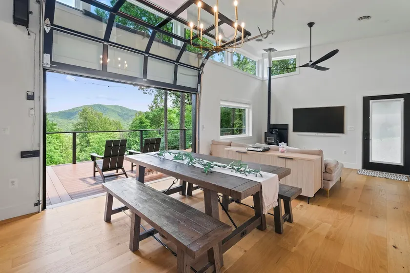 Glass & Pine, close to Bold Rock & Vineyards - Image 1