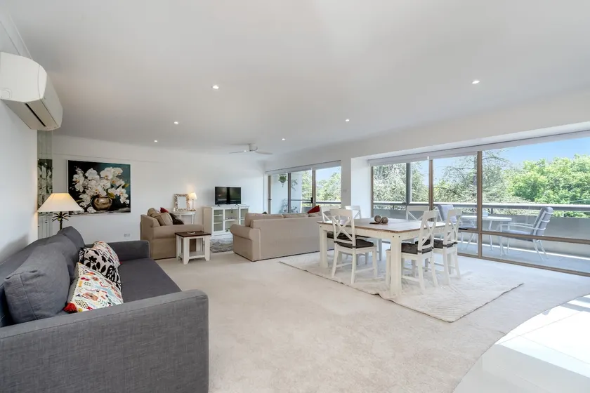 Spacious 2-Bed Apartment Near Dining & Attractions - Image 1