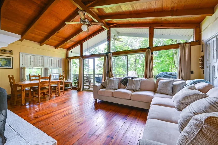 Waterfront Nolin Lake Gem: Guest House & Balcony - Image 1