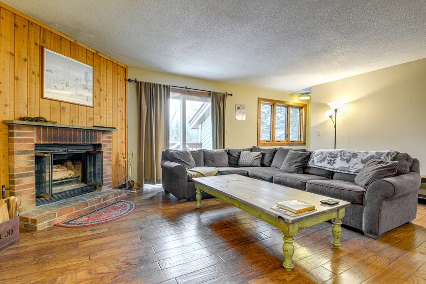< 1 Mi to Mt Snow: Charming Condo w/ Fireplace - Image 1