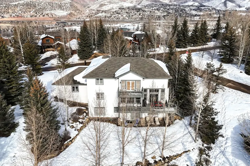 Charming 5BD Mountain Estate Perfect for Families - Image 1