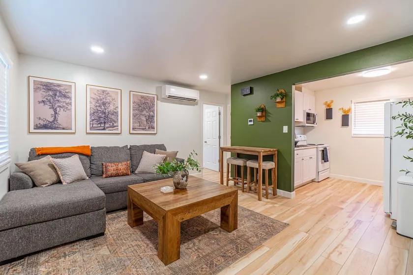 Emerald Escape - UNR & Pet Friendly - Image 1