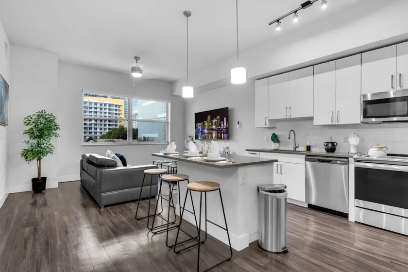 Sunny 1BR Unit | Free Parking | Prime Location - Image 1