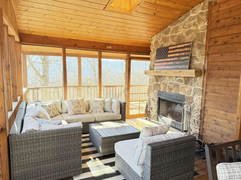 Spacious Mountainside Retreat in Lost River - Image 1