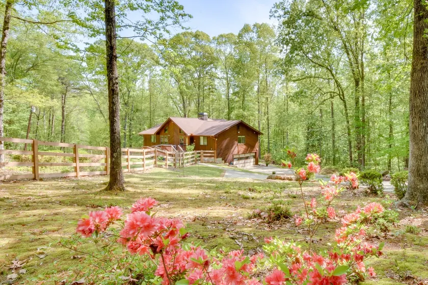 2 Mi to Toccoa Falls: Cozy Getaway w/ Yard! - Image 1