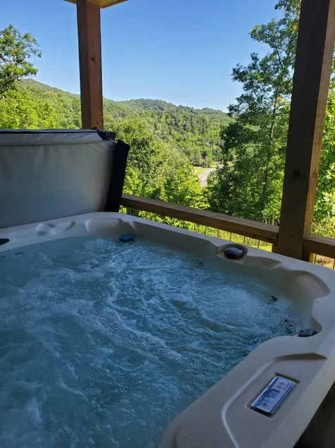 Mountain Views• 2 King Suites Hot Tub Dog Friendly - Image 1