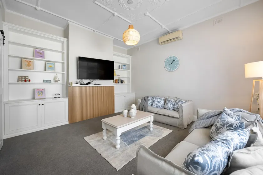 Hamptons Bungalow - Walk to Semaphore South Beach - Image 1