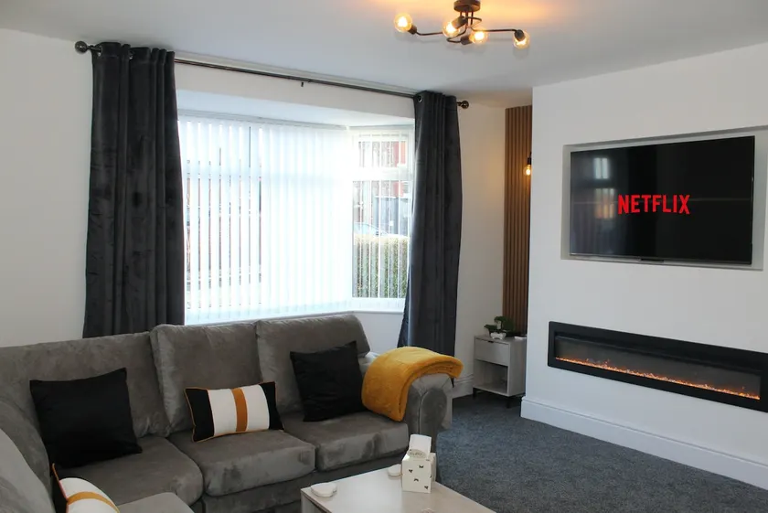 Cosy 2-Bed | Walk to St Helens Centre | Free WiFi - Image 1