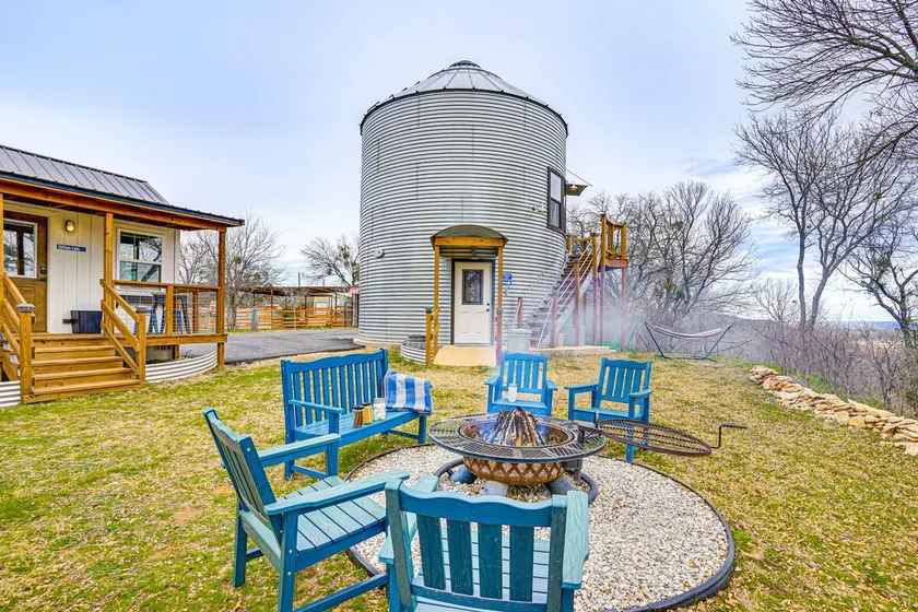 Farmstay at Tin De Blue Grainbury Silo and Cabins - Image 1