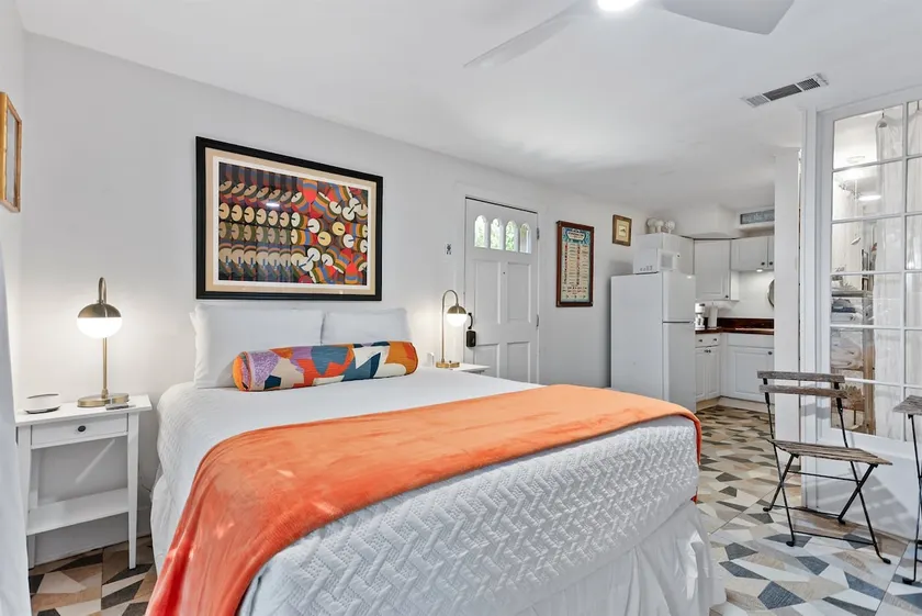 Captains Studio, Clawfoot & Garden, Near SAV & TYB - Image 1