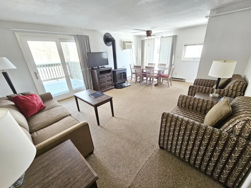 Condo situé au centre avec 2 ponts et piscine partagée / bain à remous - à pied de tout! - Image 1