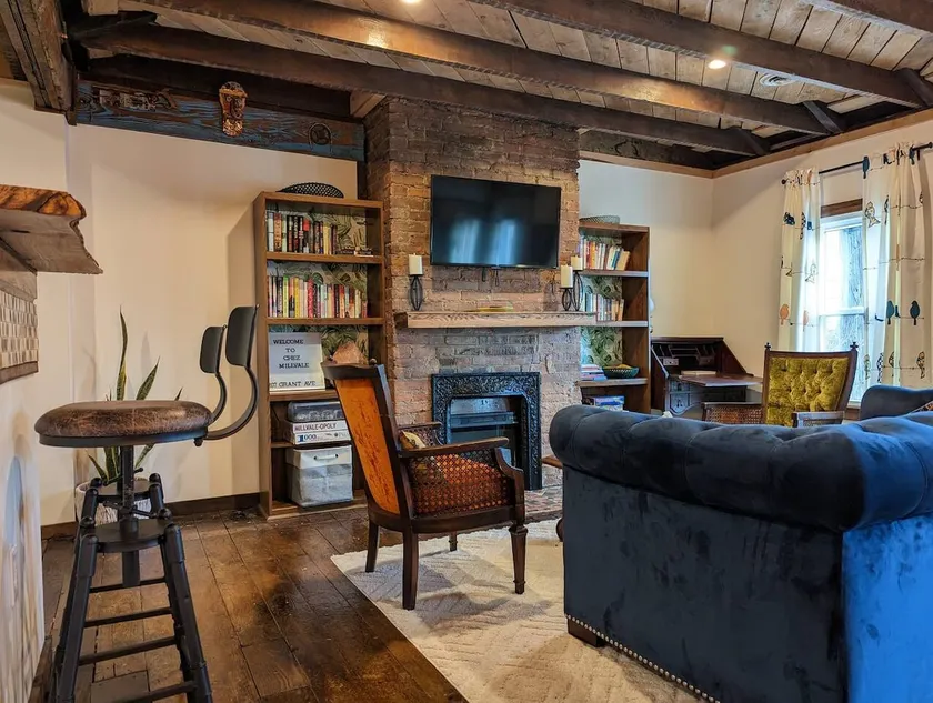 Bohemian Spacious Apt, walk to concerts - Image 1