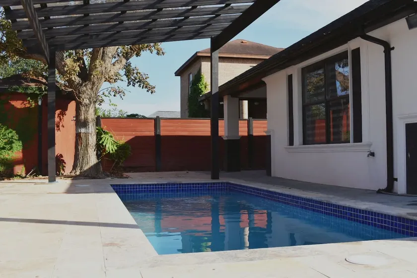 Luxury home with Pool, Electric Vehicle charger in - Image 1