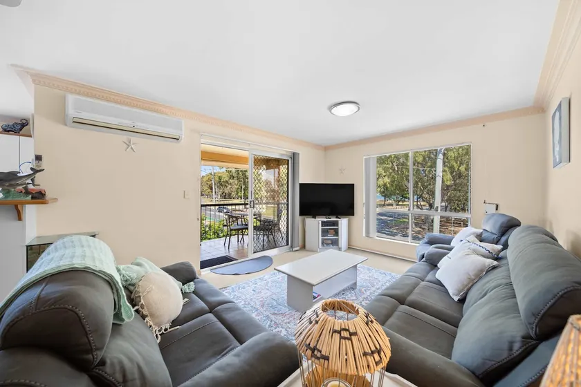 Waterfront 2 Bedroom Apartment with Passage Views - Image 1