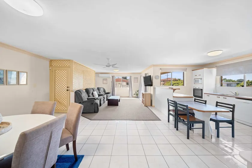 Coastal Comforts with Pumicestone Passage Views - Image 1