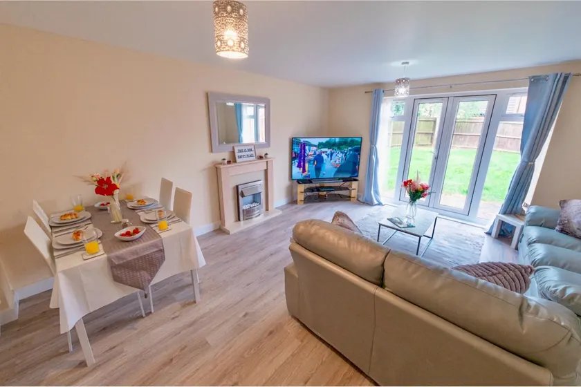 Cosy Home-Sleeps 5- Private Garden- Free Parking - Image 1