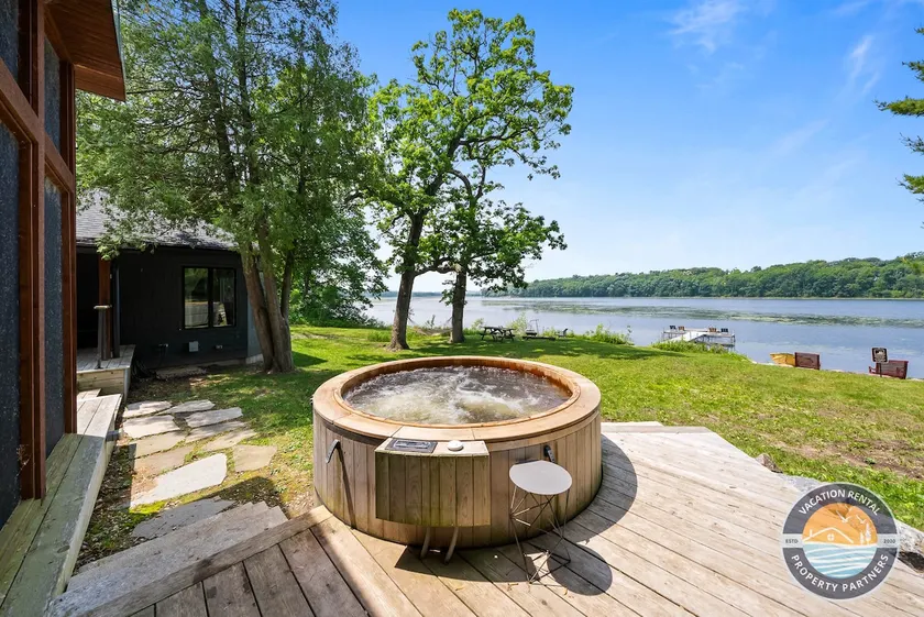 Lakefront 4-bedroom Retreat With Hot Tub - Image 1