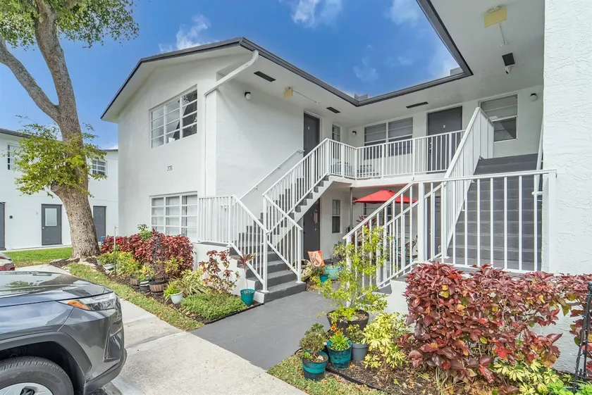 Modern Chic Getaway - Sleeps 11 - Palmwavestays - Image 1