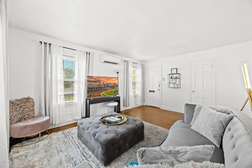 Spacious king suite close to Churchill Downs! - Image 1