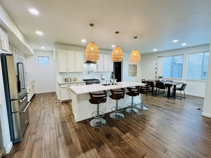 6BR, 4 Bath • Huge Kitchen • Sleeps 12 Comfortably - Image 1