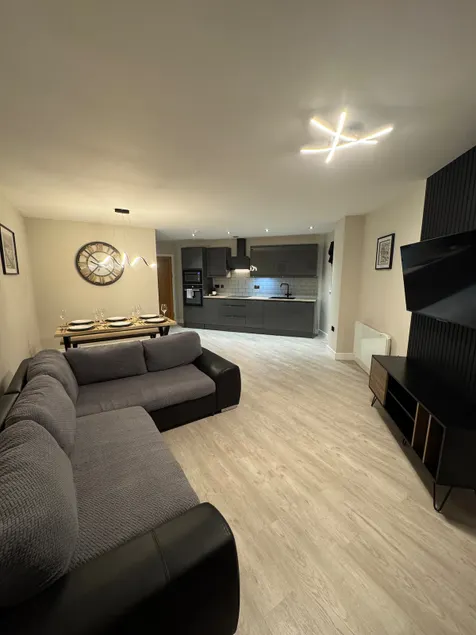 267 Stylish 2 Bed Apartment City Centre Free Parking - Image 1