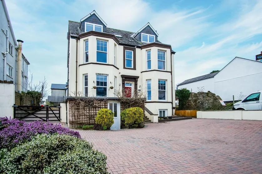 The Lanterns - 9 Bedroom - Sleeps 17 - Saundersfoot Village Centre - Image 1