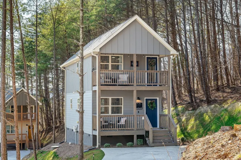 Ideal Location & Mountain Views: Chattanooga Home! - Image 1