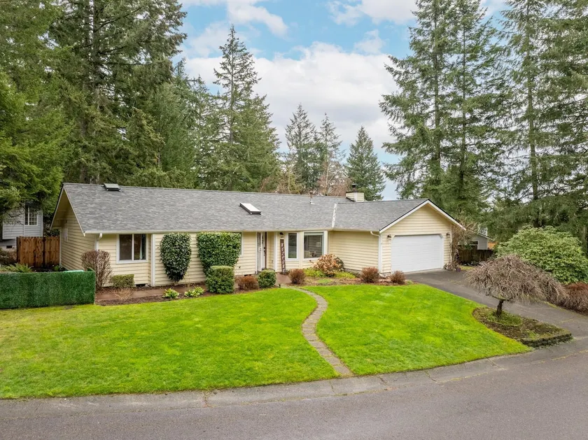 Large Family-Friendly Home on NW Side - Dogs OK - Image 1