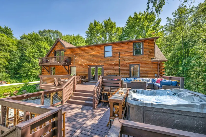 Winding Wood Cabin –Pond, Hot Tub, Theatre & Games - Image 1