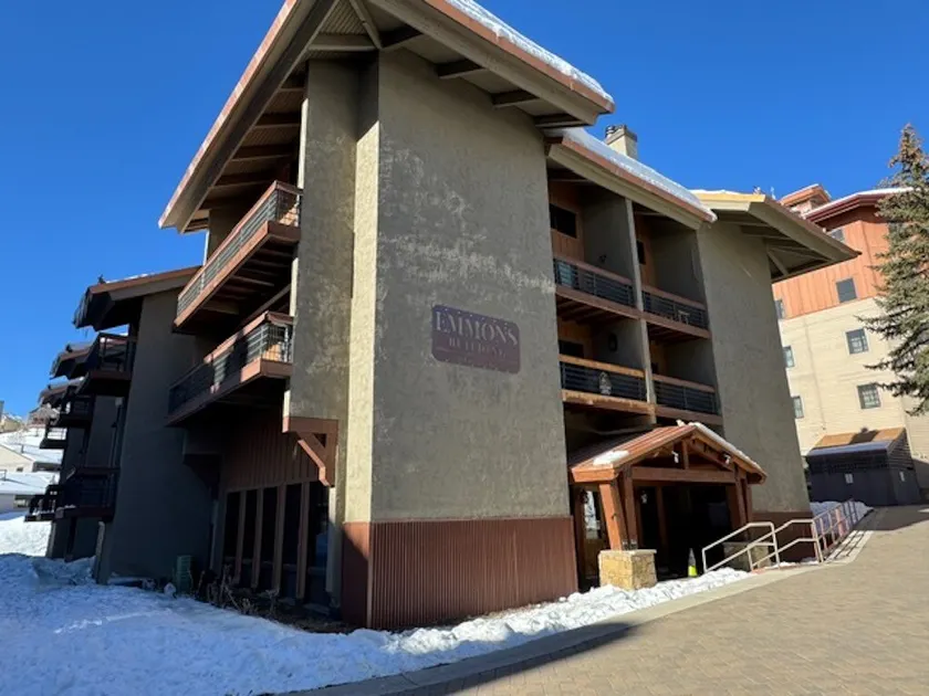Emmons base, Just a short walk away from the lifts - Image 1