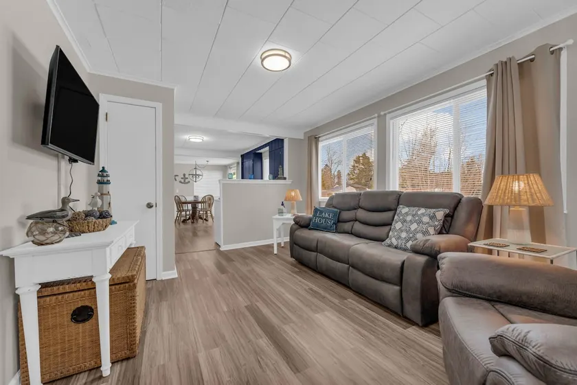 1954 Oar House - Cozy Beach Home w Beach Access! - Image 1